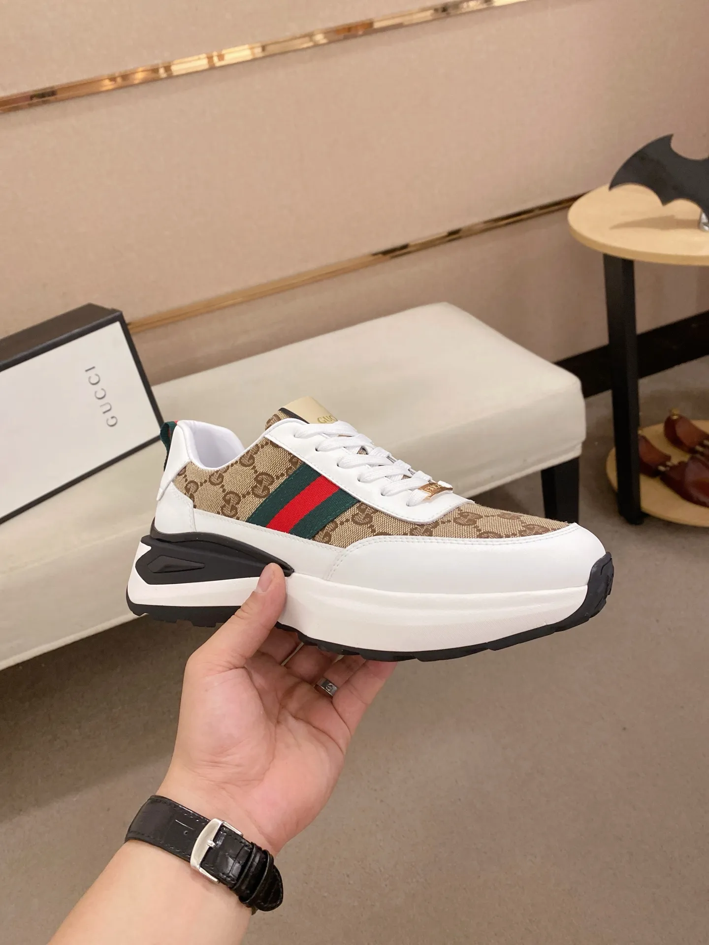 Men's shoes 💰 462💰The new GUCCI (Gucci) counters are launched simultaneously. The new men's shoes, 😘fabrics are selected from imported cowhide, and the lining is sheepskin lining. 👍🏿 High-end ☄️ air-cushion molded anti-slip rubber outsole, exquisite lines, simple and elegant, comfortable and high-end for leisure travel. Code number: 38 to 44 (45 can be customized and cannot be returned or exchanged)